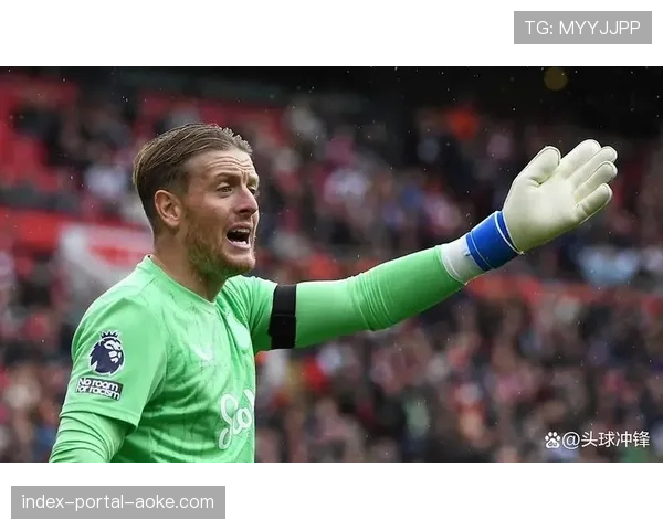 暖心一幕：埃弗顿小球迷冲入场内拥抱偶像皮克福德被安全带离