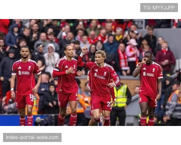 终场哨响，拜仁球员与冲入场内球迷共同庆祝晋级时刻